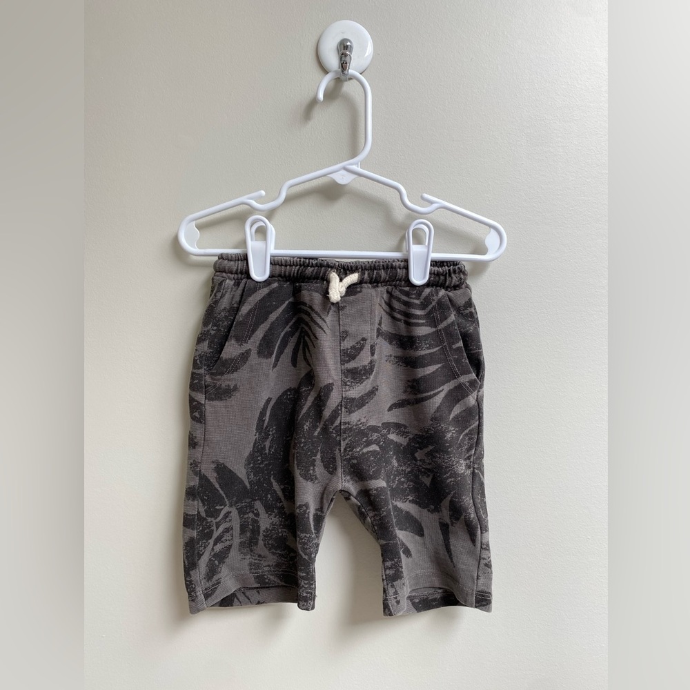 ⚫️5 for $25!⚫️ ZARA palm tree shorts (size 9-12 months)